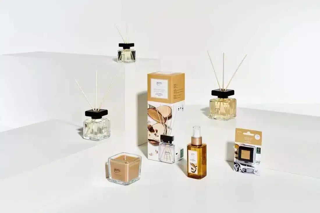 ipuro Essentials Cedar Wood collectie met geurstokjes, roomspray, geurkaars en autoparfum