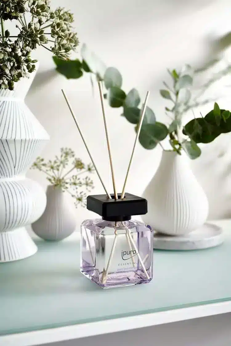 Ipuro Essentials Lavender Touch geurstokjes in paarse fles met eucalyptus en witte vazen