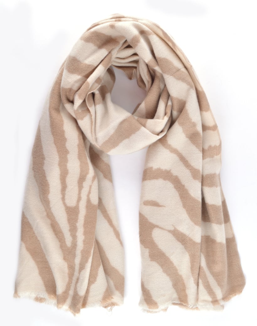 Zachte beige sjaal, een veelzijdige accessoire die warmte en stijl aan elke outfit toevoegt