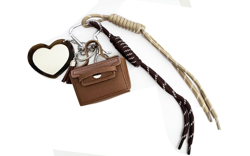Jochem sleutelhanger en bag charm in camelkleur als stijlvolle tasaccessoire
