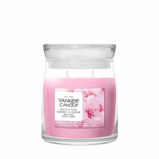 Nieuwe Yankee Candle Enchanting Cherry Blossoms medium jar geurkaars met een frisse bloesemgeur