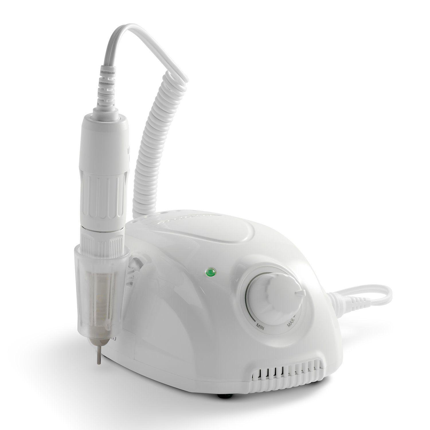 Elektrische nagelfrees in witte uitvoering met regelbare snelheidsknop, groen indicatielampje en handstuk met freesbit. Het handstuk is via een spiraalkabel verbonden met de compacte basisunit.
